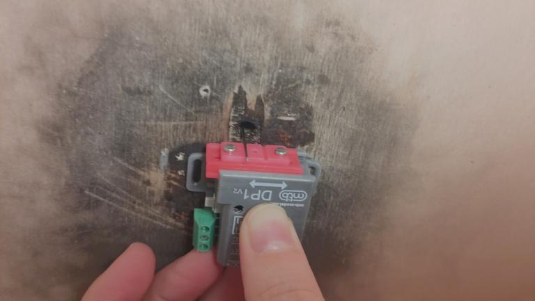 Placing the DP1 switching machine in the correct position